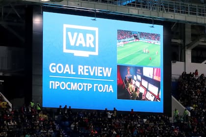 Revisión con el VAR luego de que Iago Aspas de España marcó el segundo gol que inicialmente fue cobrado fuera de juego, en el partido entre Iran y Portugal