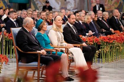 La princesa junto a los reyes Harald y Sonia y su marido, el príncipe heredero Haakon,
presentes en la ceremonia de entrega del Premio Nobel de la Paz en diciembre
de 2024.