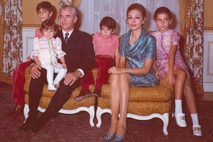 El sha de Irán y su tercera mujer, Farah Diba, posando con sus hijos