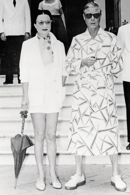 1953, uno de los looks más recordados de los duques: listos para unas vacaciones en la Riviera italiana. El matrimonio llegó a Italia desde Cannes en su propio barco