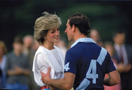 En 1985, Carlos, entonces príncipe de Gales, también recibió un recordado beso fuera de protocolo de parte de Diana, tras ganar un torneo de polo en Cirencester