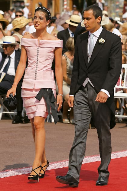 Escoltada por su primer gran amor, Alex Dellal, la nieta de Grace Kelly llegó a la boda
de su tío, el príncipe Alberto II con Charlene Wittstock. Para la ocasión llevó un
vestido de cóctel rosa con escote barco de Chanel