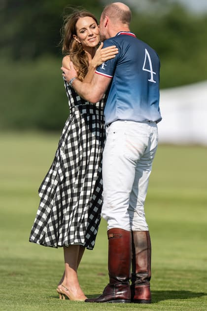 El heredero del trono jugó la Royal Charity Polo Cup y Kate estuvo a su lado alentándolo