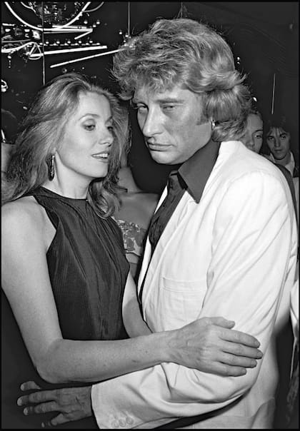 Junto a Johnny Hallyday
en el cumpleaños número
38 de él, en el club parisino
Elysee Matignon. Según
una biografía del músico,
fueron amantes durante
más de 50 años