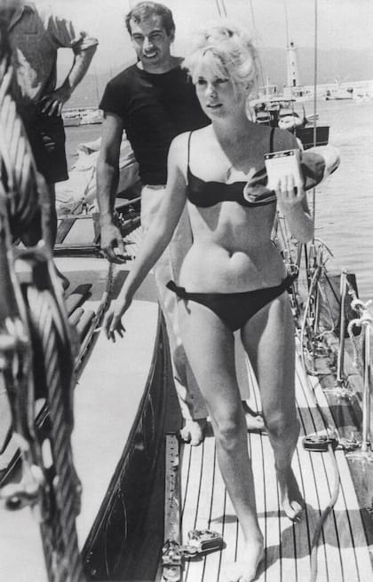 Deneuve y Roger Vadim –aquí en el verano
del 62– vivieron un intenso y escandaloso romance
marcado por la diferencia de edad. Cuando se
conocieron ella tenía 18 años y él, 33