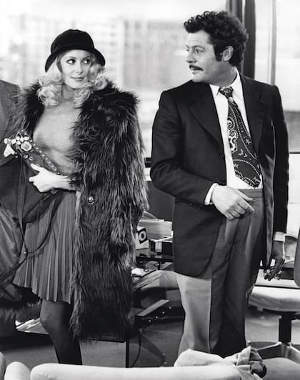 Catherine y Marcello Mastroianni
en el set del film A Slightly
Pregnant Man, en 1973.
Fueron una de las parejas más
glamorosas y admiradas de
Europa. El 28 de mayo de 1972
nació su hija, Chiara Mastroiani