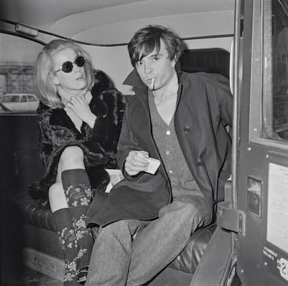 Marzo de 1966. La actriz y el
fotógrafo de moda David Bailey en
Londres, tras asistir a la avantpremière del film Born Free.
Ya eran marido y mujer: se habían
casado un año antes