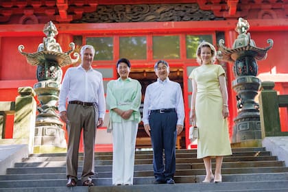 Los reyes de los belgas, Felipe y Matilde, posan junto a los emperadores de Japón, Naruhito y Masako, en la Torre Japonesa de Laeken en Bruselas