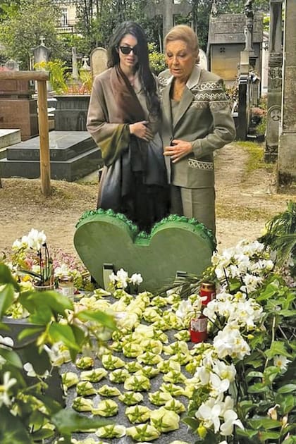 La emperatriz en el cementerio de París,
acompañada por Yasmine Etemad-Amini, mujer de su primogénito, Reza Pahlavi, príncipe heredero en el exilio de Irán