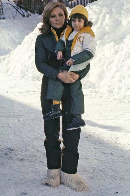 Farah Diba con Leila en sus brazos, durante
las vacaciones de invierno de la familia en Saint- Moritz, en Suiza, en 1975