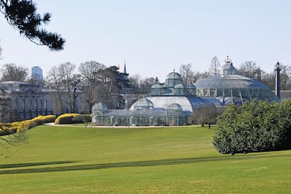 Los invernaderos reales y los jardines forman un conjunto paisajístico y arquitectónico único en el mundo, una auténtica “ciudad de cristal y hierro” que se extiende a lo largo de dos hectáreas y media de terreno protegido