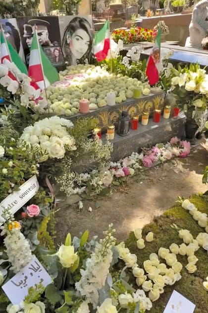 Flores, banderas iraníes y la presencia de los exiliados iraníes en el cementerio Passy, en el XVI Distrito de París
