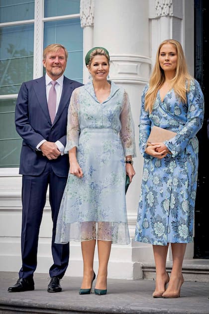 El rey Guillermo Alejandro, Máxima y Amalia posan para la
prensa. Madre e hija coincidieron con trajes de estampas florales en tono azul