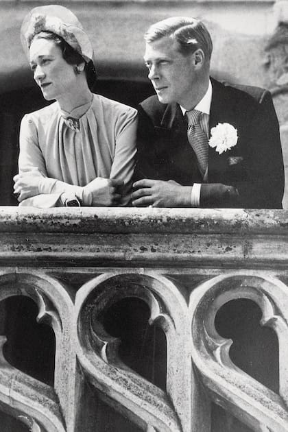 Ese día, los duques de Windsor contemplando el château desde un balcón