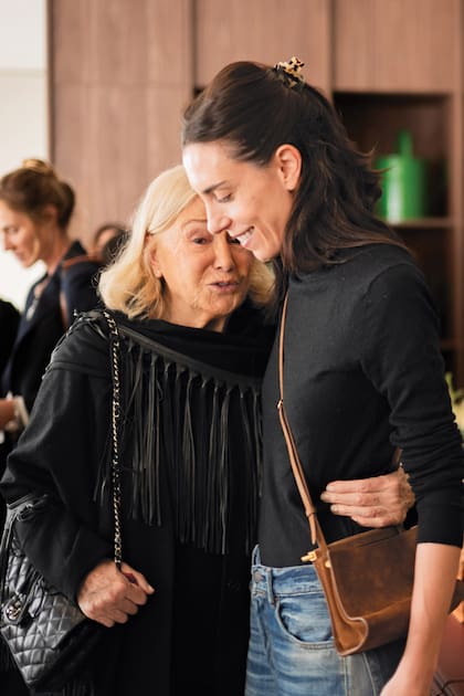 Pomi Baker, la mamá de Juliana, felicita a Denise Awada por la colección