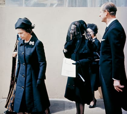 En el funeral de su marido en Londres, el 31 de mayo 1972. Delante de ella la reina Isabel II, a su izquierda, el duque de Edimburgo, y atrás la Reina Madre