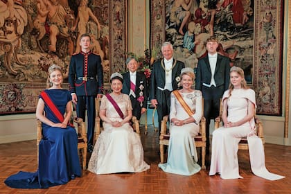 Lujo y tradición en una imagen histórica de los emperadores con la familia real belga