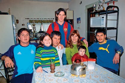 Postal de familia: Leo, sus papás y sus hermanos en Rosario, cuando era adolescente y ya jugaba en Barcelona