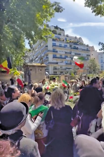 Desde hace veinticinco años, cada 10 de junio,
la diáspora recuerda a la princesa con flores y velas
