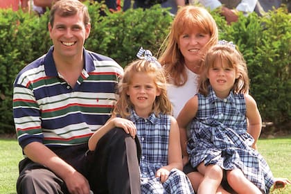 Junto a sus dos hijas, las princesas Beatriz y Eugenia, en 1996, cuatro años después de haberse divorciado