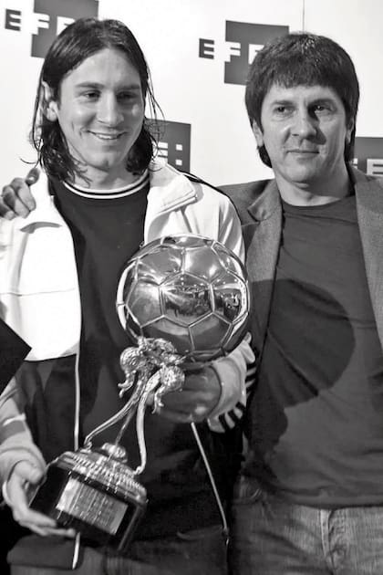 Lionel Messi recibiendo el trofeo EFE, junto con su padre, Jorge