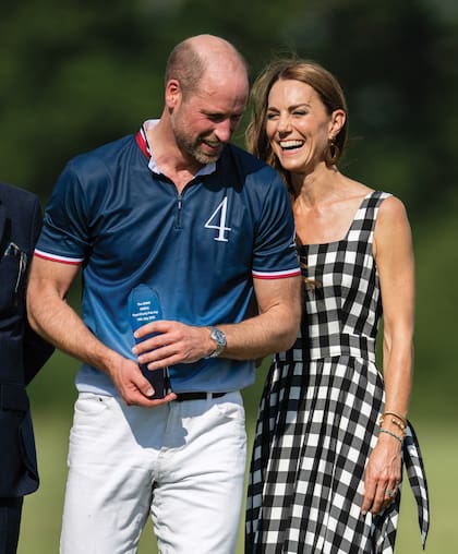 Kate llevó un solero midi con estampa vichy de Temperley London que forma parte de su guardarropa desde hace años. Lo acompañó con tacos bajos, destalonados, de Camilla Elphick y un set muy personal de accesorios que incluían la pulsera de la amistad trenzada que le hizo su hija Charlotte y el icónico anillo de compromiso de zafiro y diamantes, que perteneció a la princesa Diana