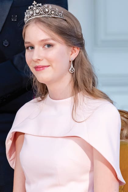 Eléonore llevó un vestido con capa de Safiyaa, una marca londinense, entre las favoritas de las royals (le vimos similares a su hermana mayor, a Amalia de los Países Bajos y a Meghan Markle). Para coronarse por primera vez, eligió una diadema de oro y diamantes rescatada en una subasta en 2019 por 26 mil euros (del joyero Henry Cooseman)