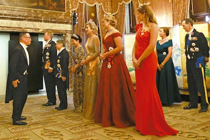 El saludo protocolar en el Salón del Trono, previo al banquete, donde vemos a Máxima luciendo un vestido de la colección 2018 de Iris van Herpen y a Amalia, con un diseño off shoulder de Jan Taminiau, que había estrenado en la boda real del príncipe heredero Hussein bin Al Abdalá de Jordania en 2023