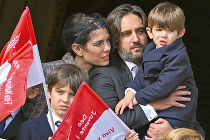 Tiempos felices. Raphaël Elmaleh,
Charlotte, Dimitri Rassam y el pequeño Balthazar
en sus brazos, durante los festejos del
Día Nacional de Mónaco de 2022