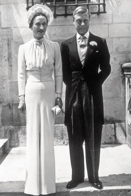 Se casaron el 3 de junio de 1937 en el castillo de Candé, en Francia. Ella llevó un vestido de crêpe satinado de Main Rousseau Bocher, con cuello redondo, cuerpo plisado, falda recta y un fajín con pequeños botones. Lo accesorizó con un sombrero a juego de Reboux. Los fotografió Cecil Beaton