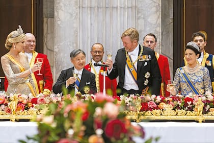 El momento del brindis en honor a los emperadores de Japón, Masako y Naruhito