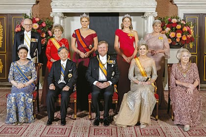 De pie, de izquierda a derecha: Pieter van Vollenhoven y su mujer, la princesa Margarita, las princesas Amalia y Ariane y la princesa Laurentien. Sentados, los emperadores de Japón Masako y Naruhito, los reyes Guillermo Alejandro y Máxima y la princesa Beatriz