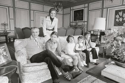 Los Pahlavi, cuando todavía reinaban en Irán, durante unas vacaciones de invierno en 1972, en Suiza. Farah Diba, de pie; y sentados, el sha
Mohammed Reza Pahlavi y sus cuatro sus hijos