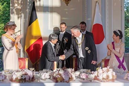 Felipe de los belgas le estrecha la mano al emperador Naruhito ante la atenta mirada de la reina Matilde y la emperatriz Masako
