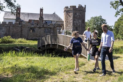 Antes de regresar a su casa de California, el
príncipe Harry participó de una actividad junto a 200 chicos y sus familias:tomó una clase
de yoga con cabras en el castillo deMaxstoke,
en Warwickshire, en el marco del festival de
veranode la ONG Scotty’s LittleSoldiers