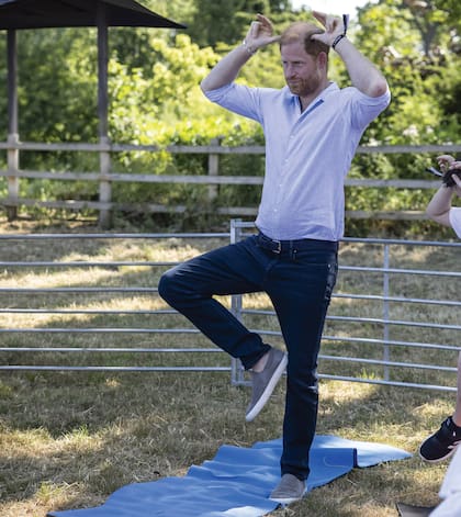 El duque de Sussex realiza la postura del árbol durante su sesión de Goat Yoga