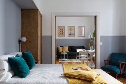 Lámparas (Luz Design). Manta al pie de la cama (H&M Home).