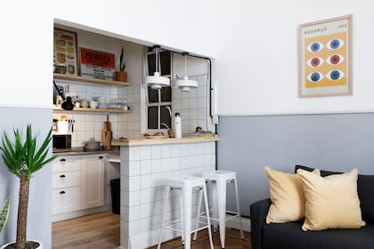 En la cocina, piso vinílico alemán Kflooring con sistema click (Guala Soluciones Decorativas). Muebles (JNT Construcciones).