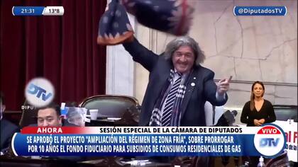 Revoleó una frazada: la celebración del diputado José Luis Ramón en el Congreso cuando se aprobó la ley de Zonas frías, que beneficia a Mendoza.
