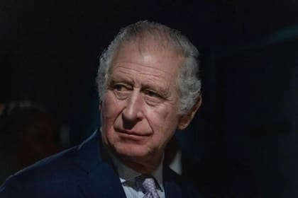 Rey Carlos despoja a su hermano Andrés de sus títulos y de su mansión