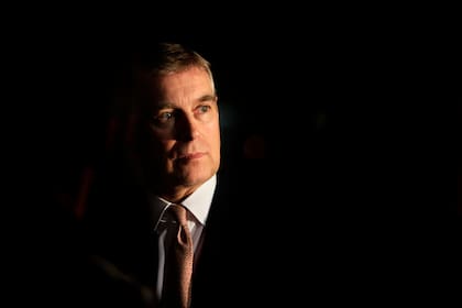 Rey Carlos III retira títulos a príncipe Andrés y lo desaloja de residencia real