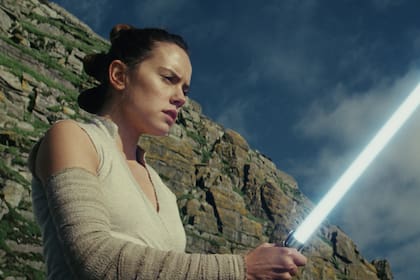 Rey (Daisy Ridley) y su espada láser