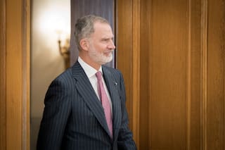 Rey emérito de España dice que se fue al exilio "para ayudar" a su hijo Felipe VI (prensa)