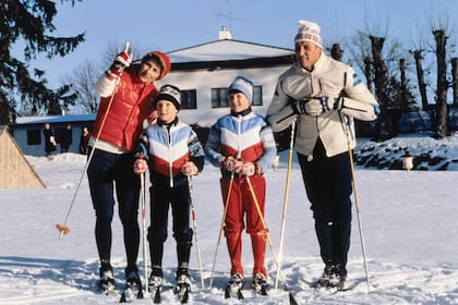 En 1981, los entonces príncipes junto a sus hijos Marta Luisa y Haakon Magnus, durante los Juegos Olímpicos de Invierno que se celebraron en Oslo