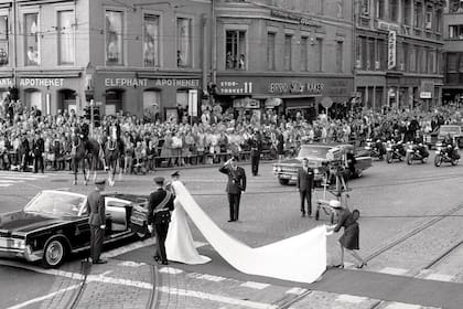 La boda tuvo lugar el 29 de agosto de 1968 en la catedral de Nuestro Salvador, una construcción del siglo XVII. Él vestía uniforme azul marino y ella, un vestido de su propio diseño, en seda blanca con aplicaciones de pedrería en el cuello