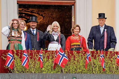 Los Reyes en la celebración del Día Nacional de Noruega junto a los príncipes herederos Haakon y Mette-Marit, y sus nietos, Ingrid Alexandra y Sverre Magnus