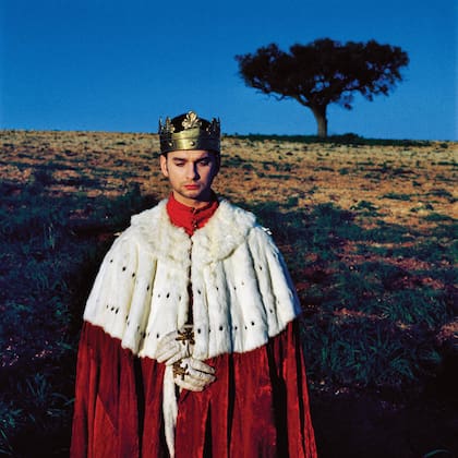REY POR UN DÍA Gahan en el set del video "Enjoy the Silence", en 1990. "Fue un video barato, costó menos de 20.000 libras", dice Corbijn. "Pero el impacto fue enorme. MTV lo puso en heavy rotation. Una era dorada".
