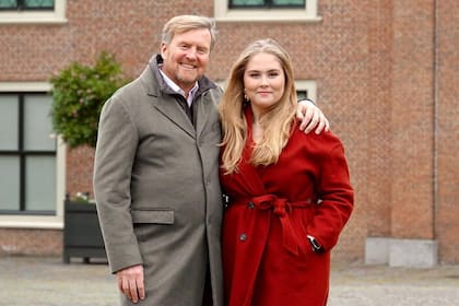 Rey y futura Reina, Guillermo Alejandro posa abrazado a su hija Amalia.