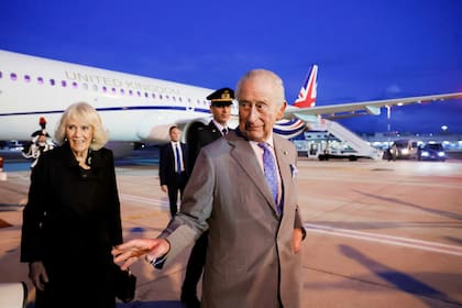 Reyes de Inglaterra visitan el Vaticano en paso histórico para las iglesias en pleno escándalo Epste