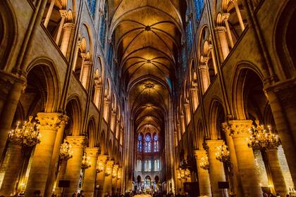 Reyes malditos, benefactores, gárgolas y quimeras detrás de la historia de la catedral parisiense